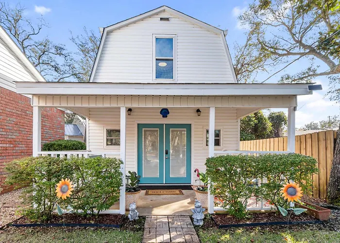 Beach Barn - 5Min To Pcola Beach , Full Kitchen